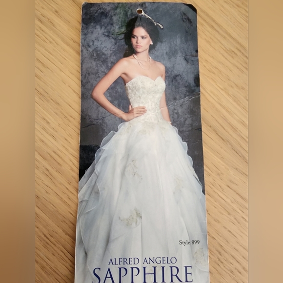 Alfred Angelo Sapphire 899 Wedding Dress - Picture 15 of 17